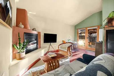 Image de Estrella De Oro Residences- Walk to Downtown!