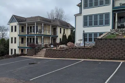 Image de Ada O'Day condo #1 in the Heart of Bayfield. Ground-floor entry and parking.