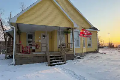 Image de World Cup Ready-Tailgate Central-3 bed 2 bath house with Pardio and Golden Tee!