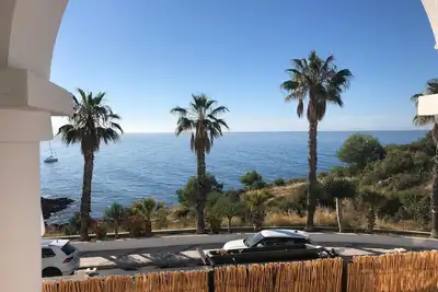 Image de Appartement unique en première ligne de mer – à 1 minute à pied de la plage