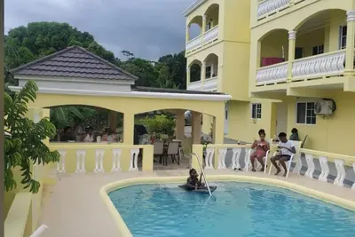 Image de Beautiful 2 bedroom, 2 full bathroom with pool on alongside bar and grill