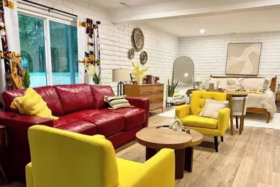 Image de Reno Suite Retreat: Private, Central and Scenic. Studio w/kitchenette/no sink