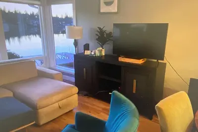 Image de LakesideBreeze - cozy, serene, arcade room, hot tub