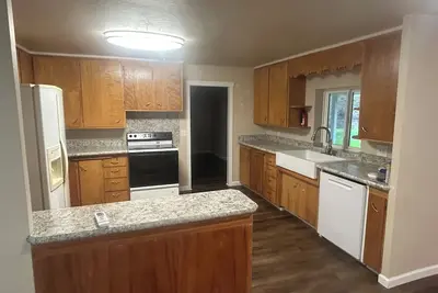 Image de Quiet country neighborhood house is on 2. 5 acre lot, includes water, sewer, power