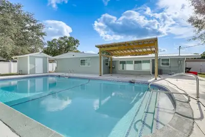 Image de \"The Angler's Dream\" \nBeautiful 4 Bdrm Home w/ Huge Private Pool in Clewiston!