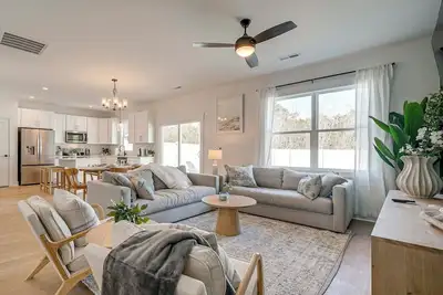 Image de 4 Mi to Surf City Beaches! Family Coastal Retreat