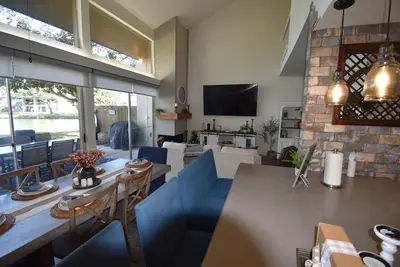 Image de Magnolia Cove on Lake Conroe is a newly decorated 3 bedroom, waterfront townhome