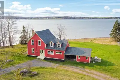Image de Rustic waterfront farmhouse on Sydney Harbour, with amazing sunset views.