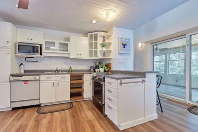 Waterfront on Butterfly Lake l Hottub l Firepit