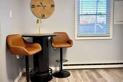 Image de 2-bedroom apartment in serene Utica with Fast WiFi for relaxing stays