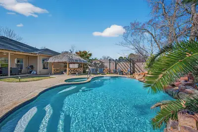 Image de Pool Oasis Paradise by the Lake: gameroom, firepit