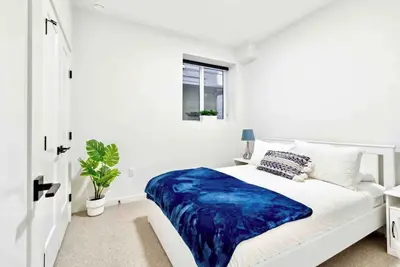 Image de Luxurious & Stylish 2br P/Suite features a full kitchen, fenced backyard.