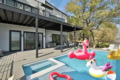 Image de Spacious Luxury Lake Travis Retreat-Heated Pool, Spa, Gym, Basketball-Sleeps 16