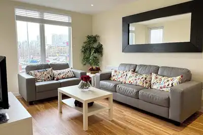 Image de Modern 2-Bed City Living with Private Balcony