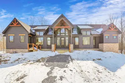 Image de Escape to Holiday House in McHenry, a 5br retreat with hot tub and pool table!