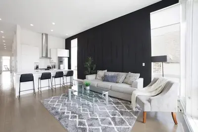 Image de Stunning 4-Bedroom Penthouse in Ukrainian Village