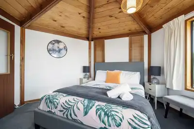 Image de Aquarius home with vintage aesthetic and Lakeview