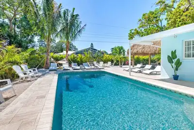 Image de Ultimate Tiki Retreat - 10 Min to Beach!