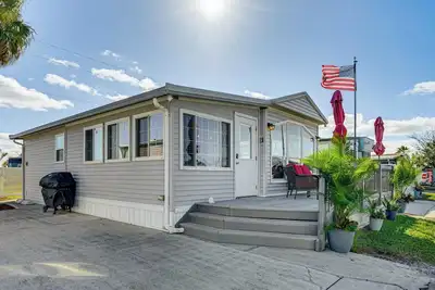 Image de Deck & Resort Perks: Home 3 Mi to Fort Myers Beach