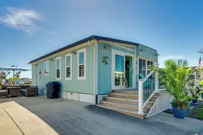 Image de 3 Mi to Gulf! Fort Myers Beach Gem w/ Pool Access