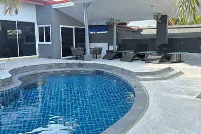 Image de Spacious 7-bedroom private pool villa 5 min to beach  in Rawai Phuket