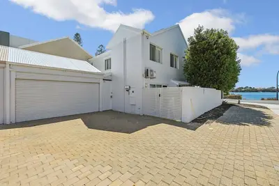 Image de Wake Up on the River! Absolute Waterfront | Sleeps 6 | 3x2 + Garage