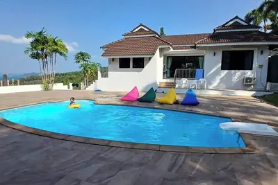 Image de Villa Janjira avec piscine et vue sur la mer