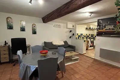 Image de À 250m du plan d’eau de Sisteron! Appartement tout équipé avec un coin bureau.