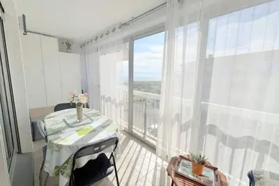 Image de Studio agréable face mer avec accès plage et parking