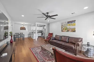 Image de Side-by-Side Units•1 Mile to Cowboys/Rangers•Free Parking-Vintage Baseball Bliss