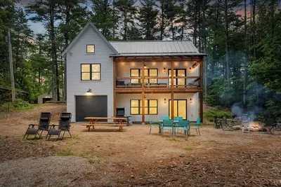 Image de Eclectic Lakefront Cottage on Great East Lake!