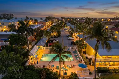 Image de Cozy 1-bed cottage in adorable Tradewinds Bradenton Beach, steps to beach/pool