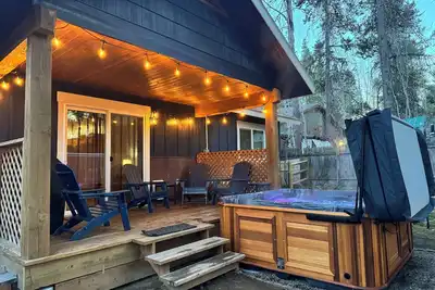 Image de Pineview Retreat • Private Hot Tub • Walk to Downtown, Lake & Golf Course