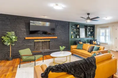 Image de Sage&Bloom - 2000 sqft, 3 King Beds, Pool Table, Big Yard, Close to Expo