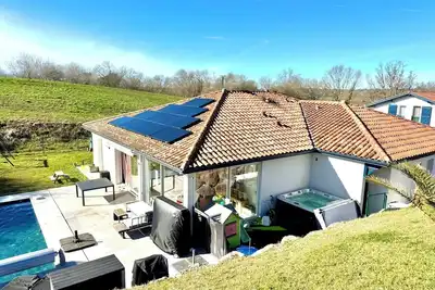 Image de Maison familiale avec piscine et jacuzzi
