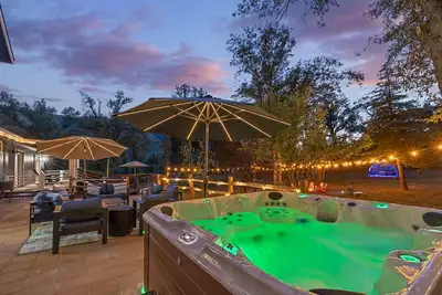 Image de Yosemite Retreat: Spa, Dome, Game Room, Pet Friendly, Ev Charger