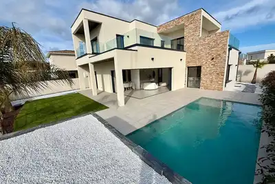 Image de Villa comptemporaine avec piscine