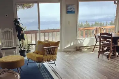 Image de Homer Retreat with Stunning Bay and Mountain Views. New Vrbo but 5 Star Reviews.