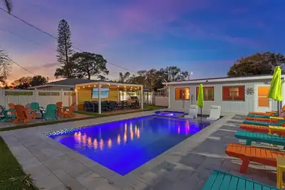 Image de Sleeps 18 + Private Pool+Pickleball+Hot Tub + Near Beach & Img