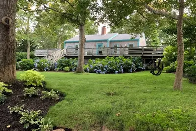 Image de Much admired stylish retreat on 1/2 acre of lush gardens. Inviting & Comfortable