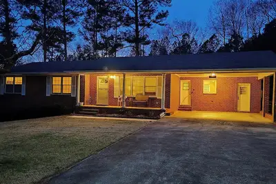 Image de Spacious 4-bedroom house in charming Anniston, centrally located