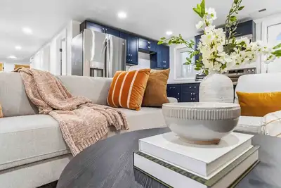 Image de Stylish Renovated 3br Home • Sleeps 6 • 2 Full Baths + Parking