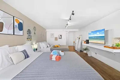 Image de @ Marbella Lane – Chic Seaside Studio w/ Pool View