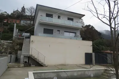 Image de Manecas House Creative offers an outdoor swimming pool and barbecue area.