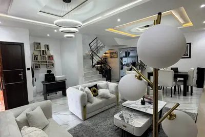 Image de Luxury 3-Bedroom Haven in Lekki with 24/7 Power, High-Speed Wi-Fi & Private Suv