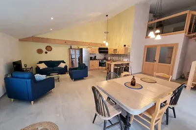 Image de Gîte Rénové avec Terrasse et Parking en Campagne