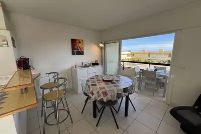 Image de Appartement Climatisé 3 Pièces avec Terrasse, Proche Plage
