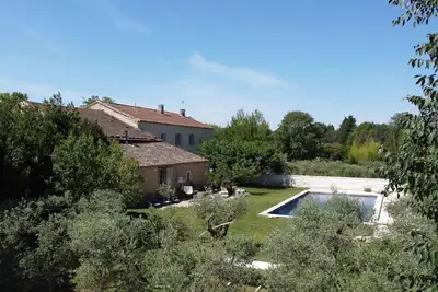 Image de Mas provençal du XVIIIe siècle - mitoyen - avec espace piscine exclusif