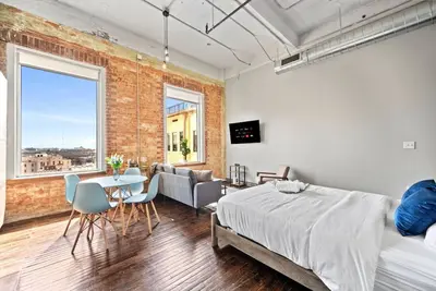 Image de Renovated Downtown Retreat | Pool + In-Unit Laundry