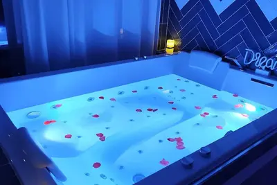 Image de Gîte spa privatif avec balnéo et sauna classé officiellement 5 etoiles.